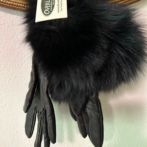 -NWT-Black leather gloves, lining with black fox fur.